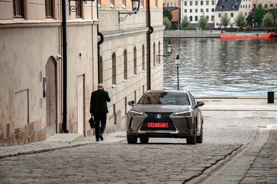  Lexus UX250h 2018 года  (WW) (фото 17 из 40)